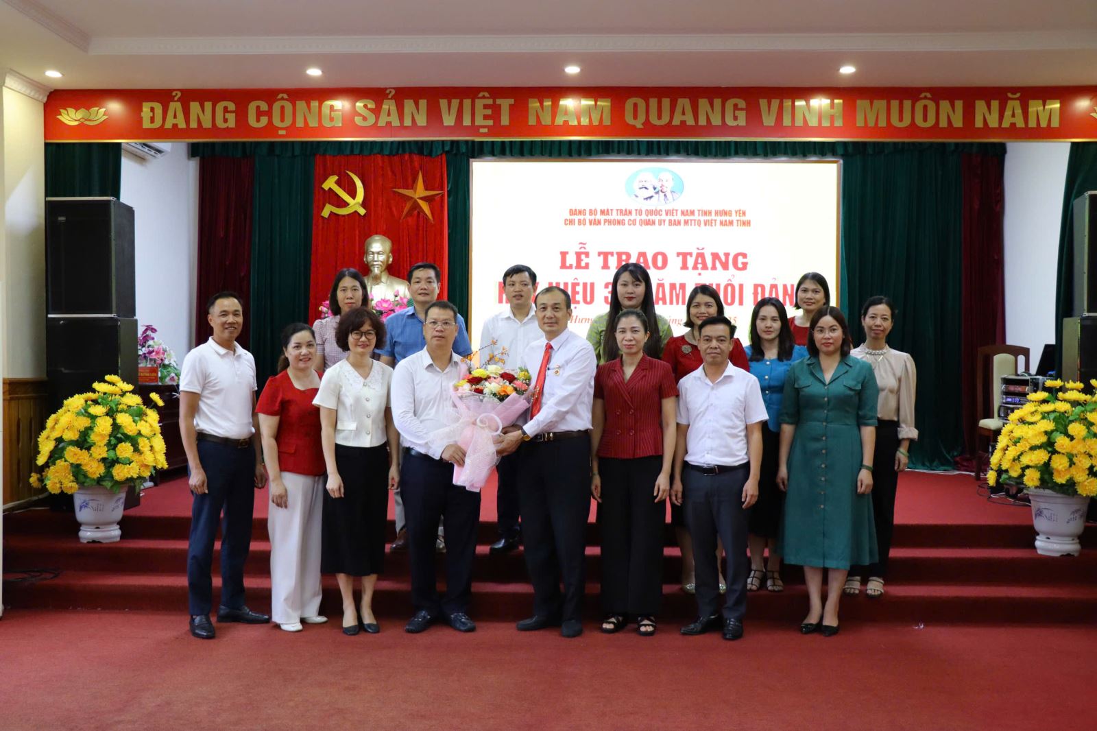 Ủy ban MTTQ Việt Nam tỉnh tổ chức Lễ trao tặng Huy hiệu 30 năm tuổi đảng