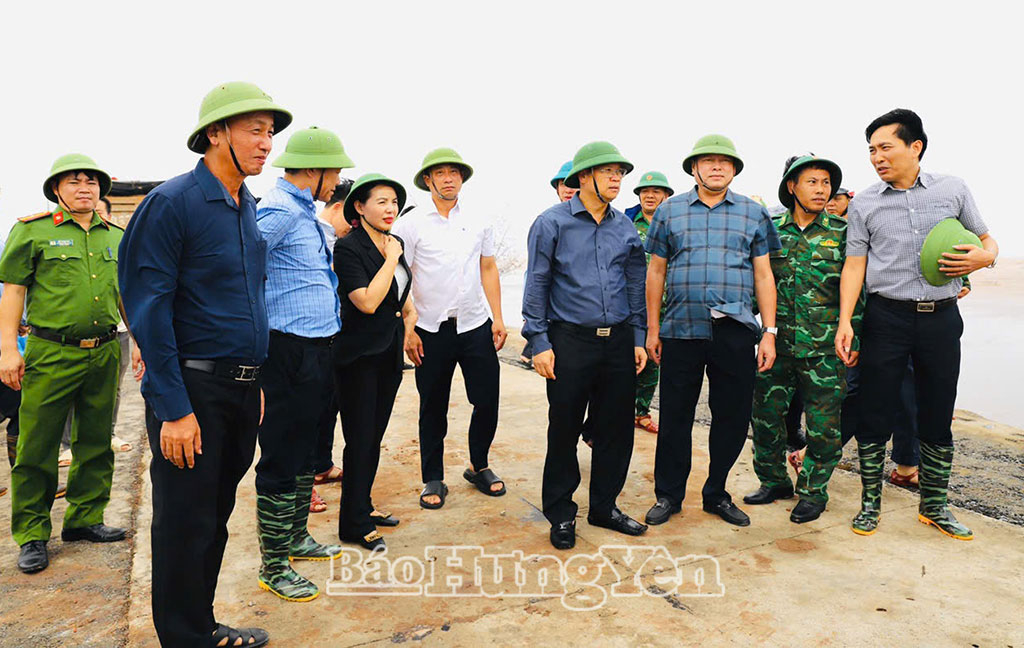 Đồng chí Phó Bí thư Tỉnh ủy, Chủ tịch Ủy ban MTTQ Việt Nam tỉnh Nguyễn Mạnh Hùng thăm hỏi các nạn nhân do giông lốc