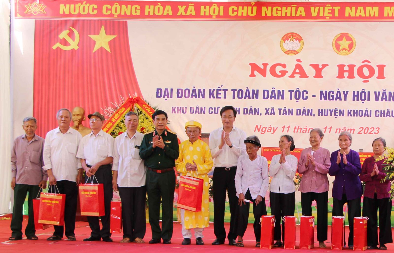 ĐẠI TƯỚNG PHAN VĂN GIANG DỰ NGÀY HỘI ĐẠI ĐOÀN KẾT TOÀN DÂN TỘC TẠI KHOÁI CHÂU, HƯNG YÊN