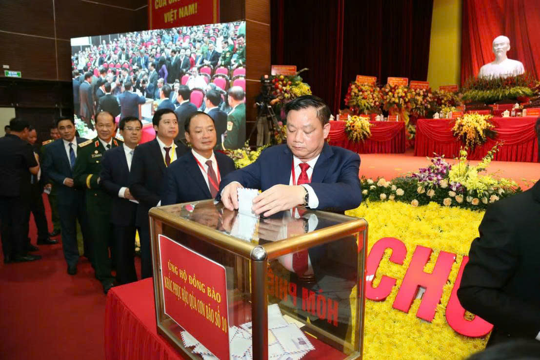 Đại biểu dự Đại hội Đảng bộ tỉnh Hưng Yên quyên góp giúp đỡ đồng bào bị thiên tai