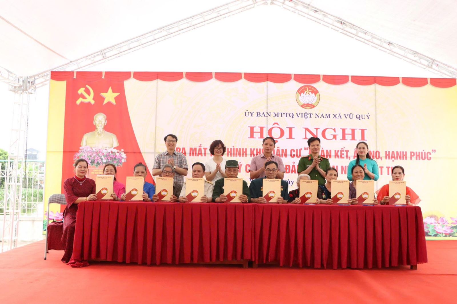 Xã Vũ Quý: Ra mắt mô hình khu dân cư “Đoàn kết, ấm no, hạnh phúc” và ký cam kết đảm bảo an ninh, trật tự