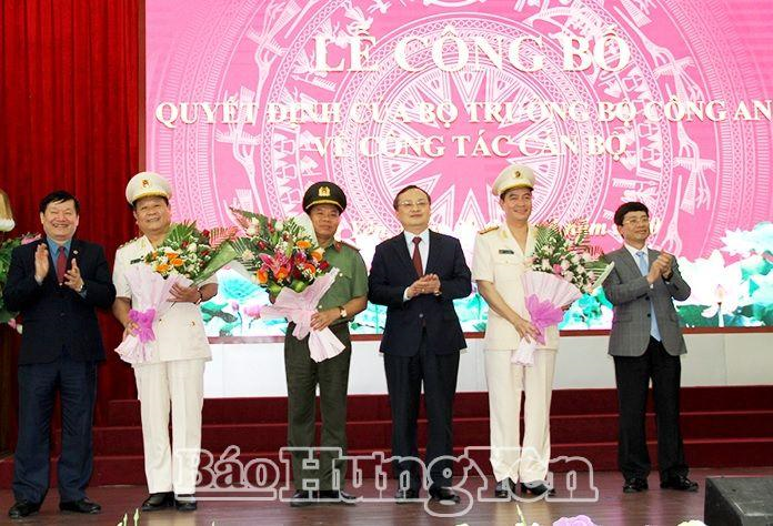 Description: Các đồng chí lãnh đạo tỉnh tặng hoa chúc mừng hai đồng chí được bổ nhiệm và Đại tá Đỗ Đình Hào nghỉ công tác chờ hưởng chế độ hưu trí