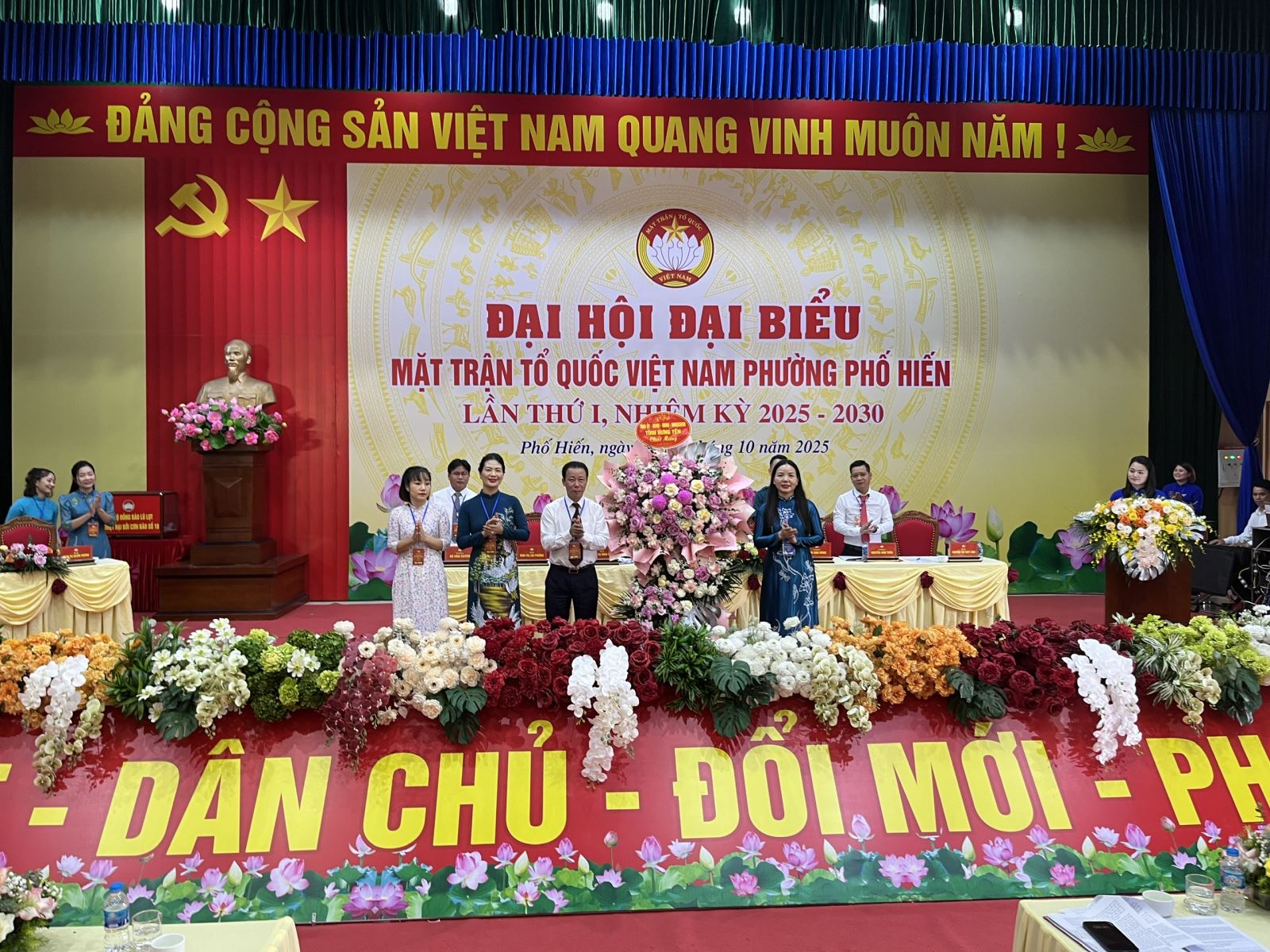 Đồng chí Phó Chủ tịch Thường trực Ủy ban MTTQ tỉnh dự, chỉ đạo Đại hội MTTQ Việt Nam phường Phố Hiến