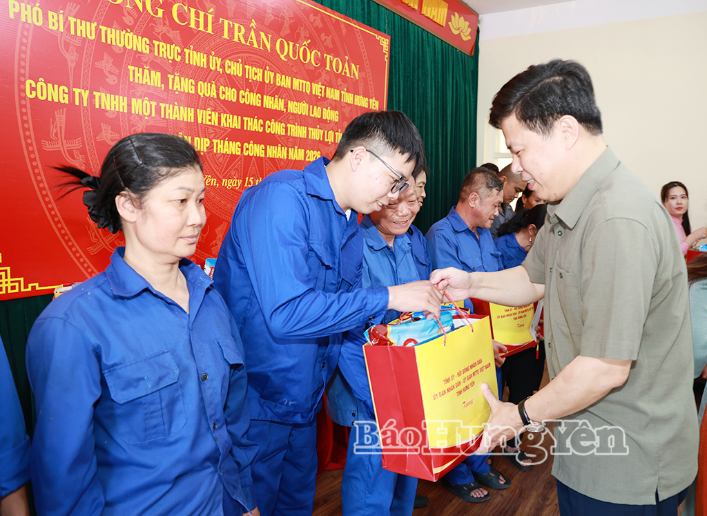 Đồng chí Trần Quốc Toản, Phó Bí thư Thường trực Tỉnh ủy, Chủ tịch Ủy ban MTTQ Việt Nam tỉnh tặng quà cho người lao động có hoàn cảnh khó khăn