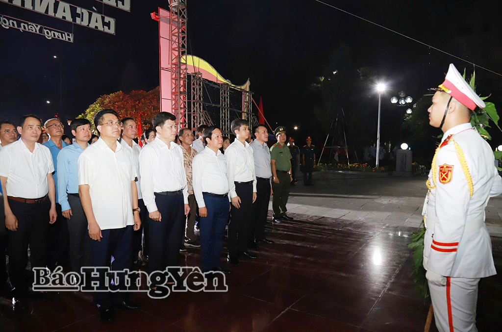 Các đồng chí lãnh đạo tỉnh dự lễ thắp nến tri ân các anh hùng liệt sĩ