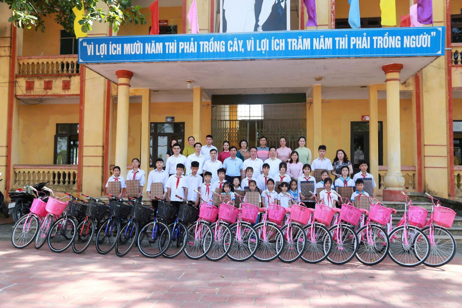 Trao tặng quà và xe đạp cho học sinh vượt khó học giỏi tại xã Nguyễn Văn Linh