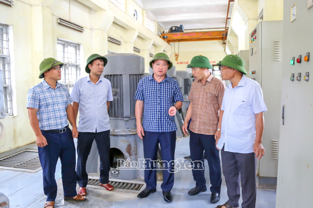 Đồng chí Chủ tịch UBND tỉnh Nguyễn Khắc Thận kiểm tra, chỉ đạo công tác tiêu úng, bảo vệ sản xuất