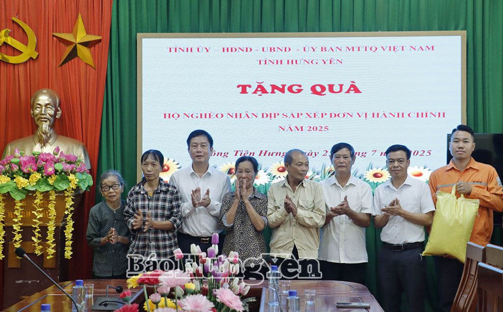 Trao gạo cho các hộ nghèo ở xã Đông Tiên Hưng