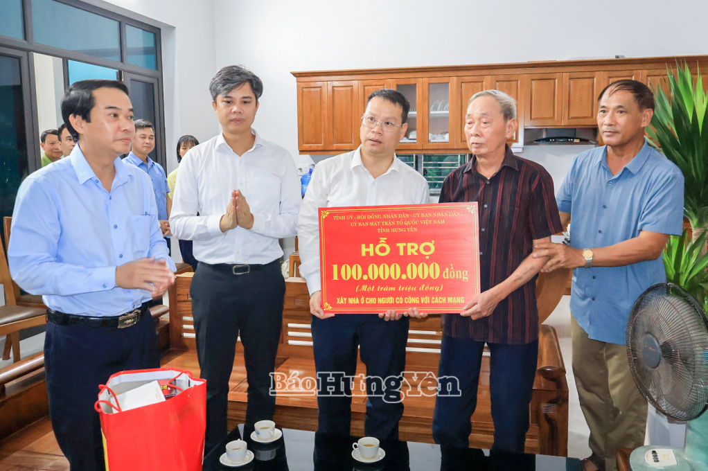 Đồng chí Nguyễn Mạnh Hùng, Phó Bí thư Tỉnh uỷ, Chủ tịch Ủy ban MTTQ Việt Nam tỉnh trao kinh phí hỗ trợ xây nhà ở cho người có công tại xã Đông Hưng