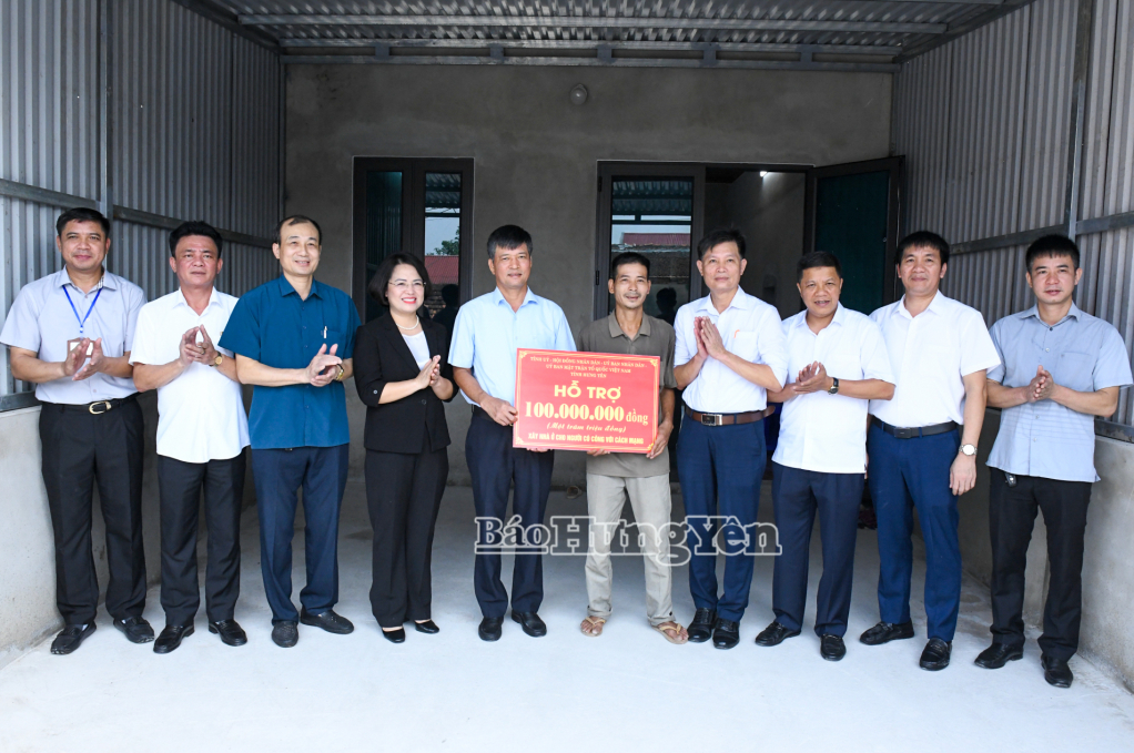 Đồng chí Phó Chủ tịch Thường trực HĐND tỉnh Lê Xuân Tiến thăm, tặng quà và trao tiền hỗ trợ xóa nhà dột nát tặng người có công