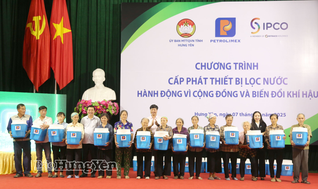 Tập đoàn Xăng dầu Việt Nam tặng 1.100 bình lọc nước Ecozen-25 tới các hộ dân khó khăn của xã Đông Hưng