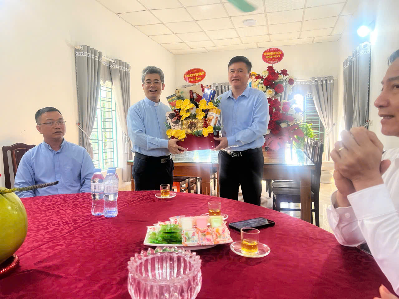 Thăm, chúc mừng Linh mục và đồng bào Công giáo nhân dịp Lễ Phục sinh năm 2025
