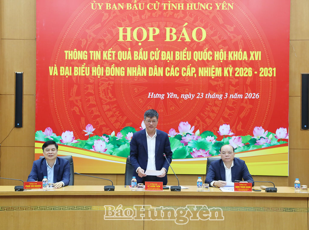 Đồng chí Lê Xuân Tiến, Ủy viên Ban Thường vụ Tỉnh ủy, Phó Chủ tịch Thường trực HĐND tỉnh, Phó Chủ tịch Ủy ban bầu cử tỉnh phát biểu tại buổi họp báo.